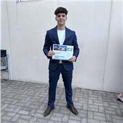 Estudiante universitario con matrícula de honor en bachiller, nivel de inglés C1 con experiencia dando clases a adolesentes.